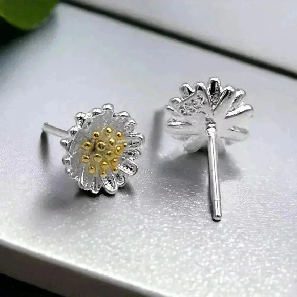 🆕️Solid S925 Sterling Silver Daisy Delights Dainty Minimalist Stud Earrings - Picture 1 of 10